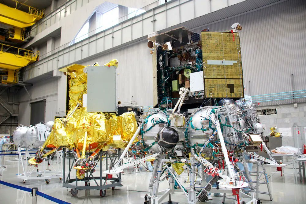 Luna 25 and its backup probe